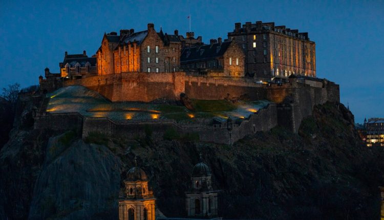 Edin-rooftop-view-the-Castle-e1681919825882